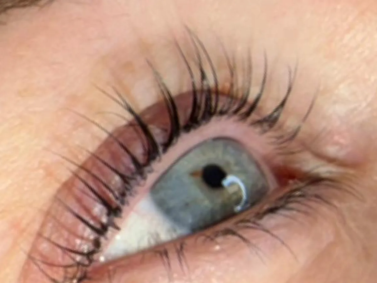 Nachher, geschwungene und gefärbte Wimpern nach dem Lifting