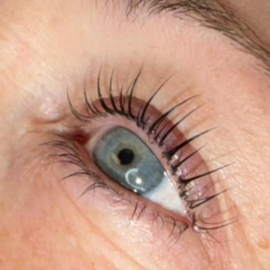 Geschwungene, gefärbte Wimpern nach dem Lashlifting
